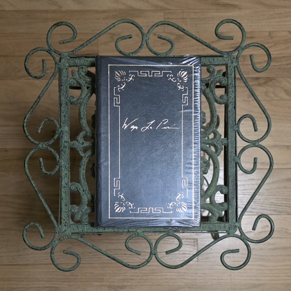 Elegant Green Metal Decorative Stand